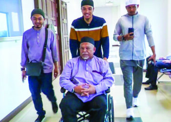 MOHD. Nasiruddin Mohd. Ali tiba di Mahkamah Sesyen bagi 
prosiding pengurusan kes dihadapi melibatkan pemindahaan dan penerimaan wang berjumlah RM38.16 juta, di Shah Alam, Selangor, semalam. – UTUSAN/AFIQ RAZALI