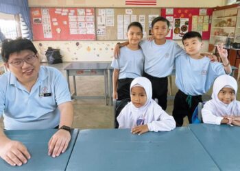 GURU Besar SJKC Chee Nan, Ch’ng Shaw Ming (kiri) di samping lima murid termasuk dua murid tahun satu yang mendaftar untuk sesi 2026 di Ayer Hitam, Jerlun.