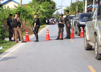 PIHAK berkuasa meningkatkan kawalan keselamatan susulan pertempuran dengan anggota kumpulan bersenjata di Sateng Nok, Yala, Thailand semalam. – IHSAN PASUKAN KESELAMATAN THAILAND