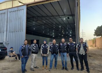 PASUKAN Mahar yang melaksanakan bantuan kemanusiaan untuk penduduk Gaza di hadapan Gudang Kemanusiaan Mahar di Kaherah, Mesir.