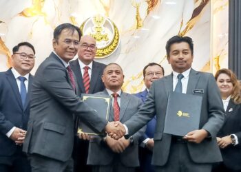 SAARANI Mohamad (tengah) menyaksikan pertukaran dokumen pada Majlis Menandatangani Perjanjian Konsensi Eko-Pelancongan Gua Tempurung Antara  MajuPerak Holdings Berhad (MHB) dan Majlis Daerah Kampar (MDKpr) di Ipoh hari ini.