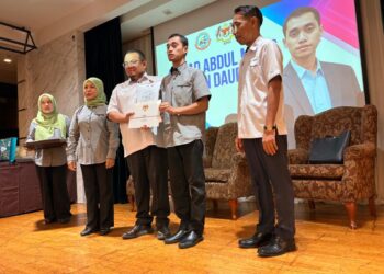 HILMI Abdullah (tengah) menyampaikan sijil penghargaan kepada Ahmad Abdul Majid sempena penutupan kursus  Pemeriksaan Ekonomi Komuniti Bandar (PEKB) 2026 di sebuah holel di Kota Bharu, Kelantan. - UTUSAN/ROSLIZA MOHAMED