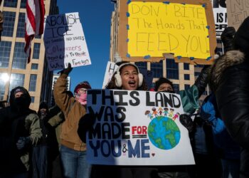PENUNJUK perasaan memegang papan tanda semasa menyertai protes nasional menentang penguatkuasaan ICE di Minneapolis, Minnesota.-AFP