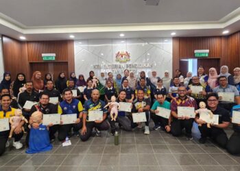 SERAMAI 40 guru sekolah di Perlis menerima latihan CPR dan penggunaan AED bagi memperkukuh kesiapsiagaan kecemasan di sekolah.