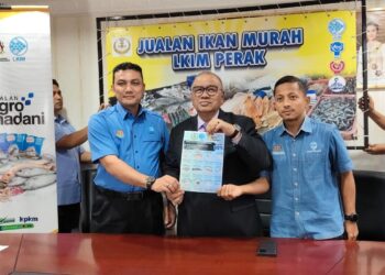 MOHD. Zolkafly Harun (tengah) mengadakan sidang akhbar mengenai program Jualan Sejahtera Rakyat Ikan Murah di Bangunan SUK di Ipoh hari ini.