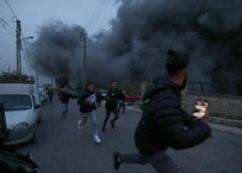 ORANG ramai melarikan diri ketika serangan udara Israel di kampung Qanarit, selatan Lubnan.-AGENSI