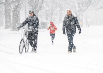 PENDUDUK berjalan ketika salji lebat turun di Prospect Park di Brooklyn, New York.-AGENSI