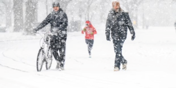 PENDUDUK berjalan ketika salji lebat turun di Prospect Park di Brooklyn, New York.-AGENSI