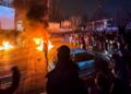 TANGKAP layar video menunjukkan penunjuk perasaan menyalakan api dan menyekat kawasan jalan di Teheran, Iran.-AFP
