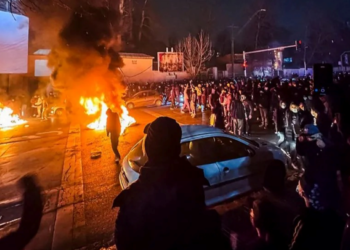 TANGKAP layar video menunjukkan penunjuk perasaan menyalakan api dan menyekat kawasan jalan di Teheran, Iran.-AFP