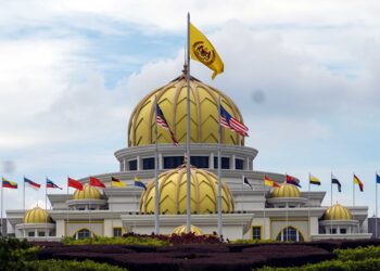 Prinsip Rukun Negara yang kedua menyebut Kesetiaan kepada Raja dan Negara menjadi salah satu nilai penting bagi mewujudkan keharmonian, keselamatan, dan kemajuan negara.