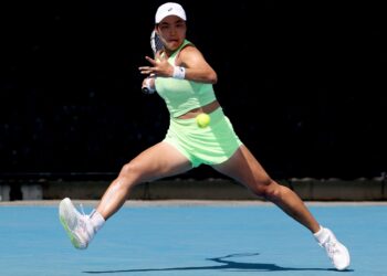 Pemain Indonesia, Janice Tjen, memukul bola balas ke arah Leylah Fernandez dari Kanada dalam aksi perseorangan wanita pada hari ketiga Kejohanan Tenis Terbuka Australia di Melbourne, semalam. - AFP
