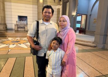 MOHAMAD Sharafi Mokhtar dan Syahira Sarbini bersama Anaqi Mikhael selepas Majlis Sumbangan Bantuan MAINJ di Bangunan Sultan Ibrahim, Bukit Timbalan, Johor. - UTUSAN/BAAZLAN IBRAHIM