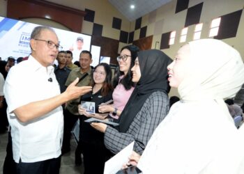 WAN Rosdy Wan Ismail menyantuni mahasiswa universiti anak Pahang  sempena Majlis Pelancaran IM Pahang Kluster Siswa 2026 di Dewan Sri Perdana, UTM Skudai Johor Bahru di sini hari ini. - UTUSAN/RAJA JAAFAR ALI