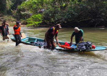 ANGGOTA pasukan penyelamat membawa jenazah mangsa menggunakan perahu naik ke darat di Sungai Lebir, Gua Musang, Kelantan. - IHSAN BOMBA