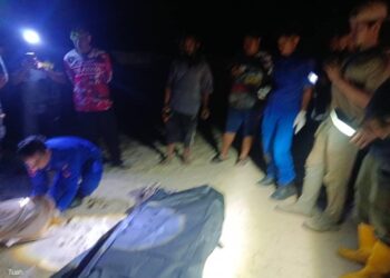 MAYAT Muhammad Zarif Hazahari yang hilang ditelan ombak  di Pantai Sauh, Kampung Pengkalan Atap, Kuala Nerus, Terengganu  ditemukan terdampar oleh pasukan penyelamat dan orang awam. - IHSAN POLIS