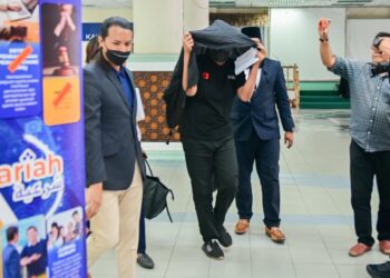 MOHD. Lukman Mohamad Aludin (tengah) semasa dihadapkan di Mahkamah Tinggi Syariah Terengganu, Kuala Terengganu, Terengganu. - UTUSAN/PUQTRA HAIRRY