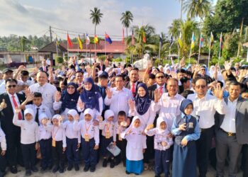 WAN Hashim Wan Rahim  (tengah) bersama murid dan pelajar di Sekolah Menengah Kebangsaan Pulau Beluru Sekolah Model Khas Komprehensif 11, Tumpat, Kelantan. - UTUSAN/ ROHANA ISMAIL