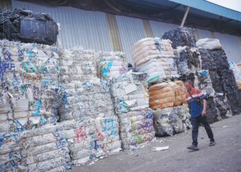 PEKERJA kilang melakukan kerja pemprosesan sisa elektronik ketika Ops Ewaste di Teluk Gong, semalam.  – UTUSAN/Saddam Yusoff