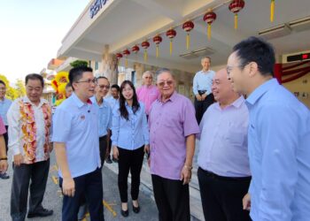 WONG Kah Woh (kiri) melawat Sekolah Menengah Yuk Choi, Ipoh hari ini
