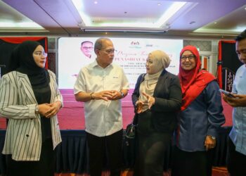 WAN Rosdy Wan Ismail (dua kiri) berjumpa dengan para usahawan Program Turun Padang Penasihat Khas MPUPK dan Dialog Bersama Usahawan Bumiputera Zon Utara di Sungai Petani. - UTUSAN/ SHAHIR NOORDIN