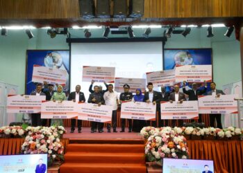 SAIFUDDIN Nasution Ismail bergambar bersama wakil penerima Cek Cura BAP Peringkat Kedah sempena majlis penyerahan di Dewan Al-Farabi, Kompleks Jabatan Pendidikan Negeri Kedah, hari ini. - UTUSAN/ SHAHIR NOORDIN