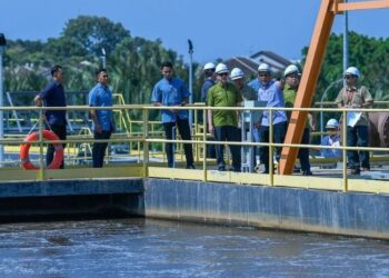 FADILLAH Yusof (baju hijau, tengah) meninjau lokasi selepas merasmikan projek pembinaan Loji Rawatan Kumbahan Serantau Dan Rangkaian Paip Pembetungan (RSTP) Kota Setar di Alor Setar, hari ini. - UTUSAN/SHAHIR NOORDIN