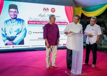 SAIFUDDIN Nasution Ismail ketika melancarkan Pusat Khidmat Rakyat di Padang Serai yang beroperasi di Taman Sejahtera di Lunas, Kulim, Kedah, semalam.
