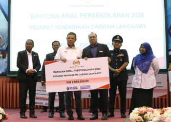 SAIFUDDIN Nasution Ismail (tiga kiri) menyampaikan Cek Cura BAP Peringkat Kedah kepada wakil Pejabat Pendidikan Daerah (PPD) Langkawi sempena majlis penyerahan di Dewan Al-Farabi, Kompleks Jabatan Pendidikan Negeri Kedah, hari ini. - UTUSAN/ SHAHIR NOORDIN