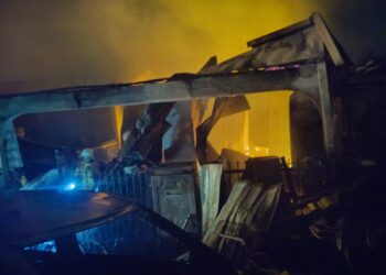 KEADAAN empat rumah teres musnah dalam kebakaran di Jalan Ampang 2, Taman Ampang Pecah semalam.