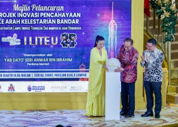 PERDANA Menteri, Datuk Seri Anwar Ibrahim, Tan Sri Dato’ Seri Michelle Yeoh dan Menteri Perumahan dan Kerajaan Tempatan, Nga Kor Ming pada Majlis Peluncaran Projek Inovasi Pencahayaan ke Arah Kelestarian Bandar ‘I Lite U’, di Pavilion Kuala Lumpur, di sini hari ini. Foto: SHIDDIEQIIN ZON