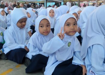 Dhia Naurah Khayra Mohd. Saiful dan Dhia Naurah Khayla teruja memulakan hari pertama sesi persekolahan 2026 di Sekolah Kebangsaan Raja Perempuan Muzwin, Kuala Kangsar hari ini.