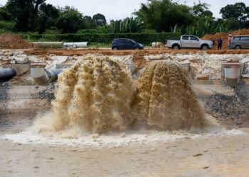 OPERASI menguji Pam Kemubu 4 Lembaga Kemajuan Pertanian Kemubu (KADA) di Stesen Pam Kemubu, Ketereh, Kota Bharu, Kelantan.  -UTUSAN/KAMARUL BISMI KAMARUZAMAN