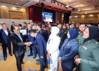 MOHAMED Khaled Nordin (kiri) bersalaman dengan warga kerja Kementerian Pertahanan yang hadir dalam Majlis Perutusan Tahun Baharu Menteri Pertahanan 
di Wisma Perwira semalam.