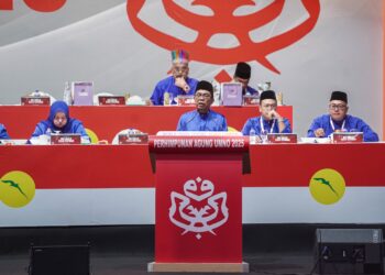 MOHAMED Khaled Nordin menyampaikan ucapan penangguhan  dalam Perhimpunan Agung UMNO (PAU) 2025 di Pusat Dagangan Dunia (WTC) di sini, hari ini. - UTUSAN/MUHAMAD IQBAL ROSLI