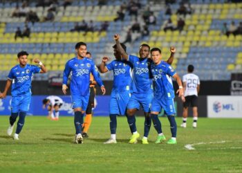 TCHETCHE Kipre (dua dari kanan) meraikan jaringan bersama rakan pasukan Penang FC ketika bertemu Terengganu FC (TFC) dalam saingan Liga Super 2025 di Stadium Sultan Mizan Zainal Abidin, Kuala Nerus, Terengganu, malam ini. - UTUSAN/PUQTRA HAIRRY