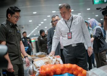 ANTHONY Loke melihat barangan yang dirampas ketika melakukan tinjauan kerja sempena pelaksanaan ‘green lane’ di Lapangan Terbang Antarabangsa Kuala Lumpur (KLIA) Terminal 1 semalam. - UTUSAN/FAIZ ALIF ZUBIR