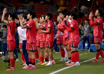 Pemain wanita Korea Selatan menunjukkan reaksi mereka selepas perlawanan persahabatan antarabangsa menentang Australia di Stadium McDonald Jones, Newcastle pada  April tahun lalu. - AFP