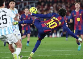 Lamine Yamal menggayakan aksi memukau ketika menjaringkan gol dalam saingan La Liga menentang  Real Oviedo di Camp Nou , semalam. - AFP