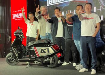 WALTER Julius Albert Scheffrahn (dua dari kiri) dalam majlis penyerahan skuter Lambretta X300 CASA edisi terhad di Sepang, Selangor, baru-baru ini. - UTUSAN/ZABRY MOHAMAD
