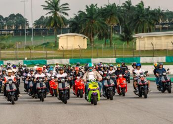 WALTER Scheffrahn (depan) mengetuai konvoi Lambretta mengelilingi Litar Lumba Antarabangsa Sepang Petronas (SIC).