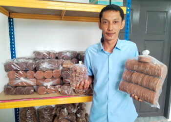 MOHD. Naim Mat Rahim menunjukkan manisan kerek yang dihasilkannya di Kampung Tok Saboh, Kuala Besut, Terengganu. 
– UTUSAN / WAN ZURATIKAH IFFAH WAN ZULKIFLI