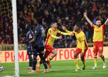 PEMAIN Lens, Ruben Aguilar (tengah) meraikan kejayaannya apabila menjaringkan gol tunggal perlawanan ketika menewaskan Le Havre dalam aksi liga semalam. - AFP