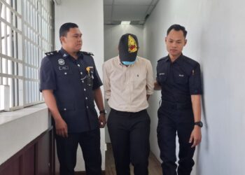 V. N. Vemal (tengah) mengaku tidak bersalah di Mahkamah Majistret Ipoh atas pertuduhan menerima dan melupuskan wang lebih RM1.4 juta milik sebuah syarikat di Indonesia, tiga tahun lalu.