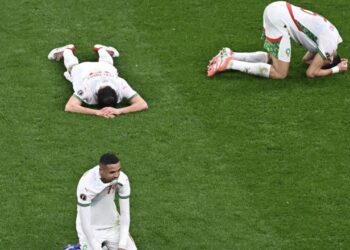 Pemain-pemain Maghribi tidak dapat menahan kekecewaan selepas tewas kepada Senegal dalam aksi final di Stadium Prince Moulay Abdellah, Rabat, semalam. - AFP