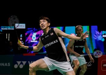 Aksi pasangan beregu lelaki negara, Man Wei Chong dan Tee kai Wun ketika menentang pasangan Denmark, Den Astrup dan Anders Skaarup Rsmussen pada pusingan pertama Kejohanan Badminton Terbuka Malaysia 2026, di Stadium Axiata Arena, di sini hari ini. UTUSAN/SHIDDIEQIIN ZON