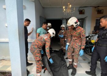 ANGGOTA bomba mengangkat mayat lelaki yang ditemukan dalam rumah berkunci di Seri Iskandar dekat Parit.