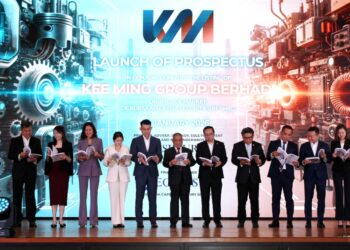 SAARANI Mohamad (tengah) pada Majlis Pelancaran Prospektus Kumpulan Kee Ming Berhad di Ipoh hari ini.