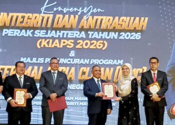 SAARANI Mohamad  (tiga dari kanan) menyampaikan sijil perhargaan pada Konvensyen Integriti dan Antirasuah Perak Sejahtera Tahun 2026 dan Majlis Peluncuran Program Keep Malaysia Clean (KMC) Peringkat Negeri Perak di Bangunan Perak Darul Ridzuan di Ipoh hari ini.