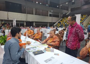 SAARANI Mohamad meneliti aduan rakyat pada Program Mesra Hari Bertemu Pelanggan di Stadium Indera Mulia, Ipoh hari ini.